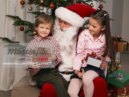 Portrait des enfants avec le père Noël