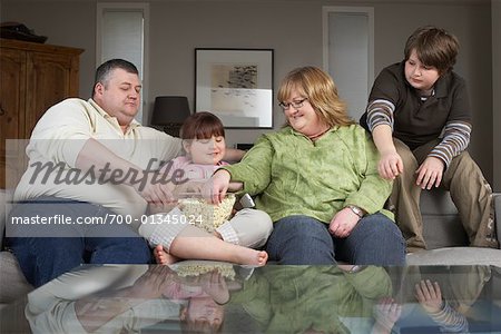 Famille sur le canapé avec Popcorn