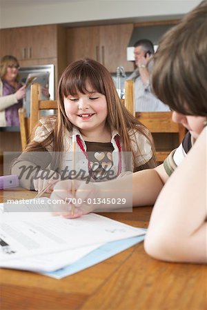 Kinder, die Hausaufgaben am Küchentisch