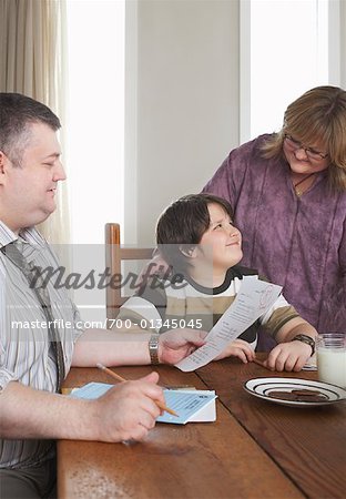 Aider les fils avec les devoirs des parents