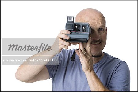 Portrait d'un homme d'âge mûr en prenant une photographie