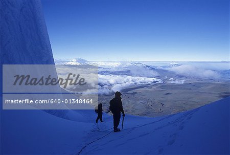 Zwei Personen trekking auf einer überdachten Schneeberg
