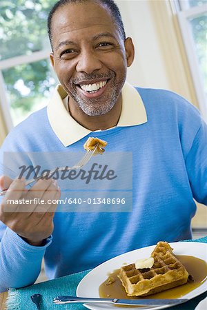 Alter Mann frühstücken