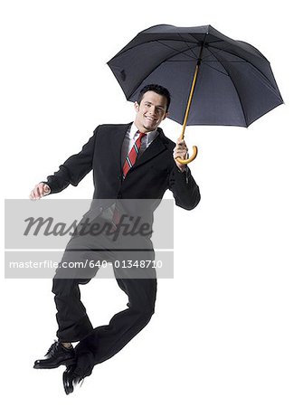 Portrait d'un homme d'affaires, tenir un parapluie et le saut