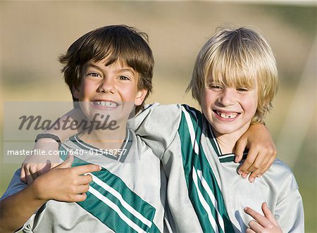 Porträt von zwei jungen in Fußballtrikots