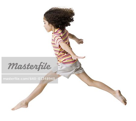 Portrait eines Mädchens mit ihrem ausgestreckten springen