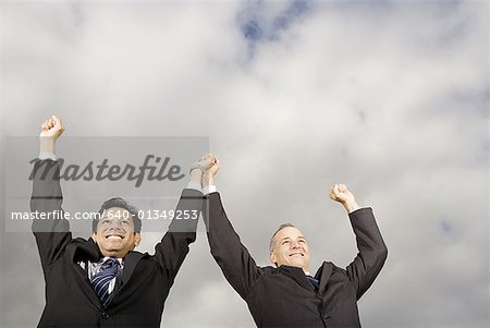 Low Angle View zwei Geschäftsmänner stehend mit ihren Arm ausgelöst