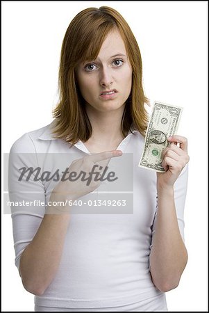 Portrait d'une jeune femme tenant une facture d'un dollar américain
