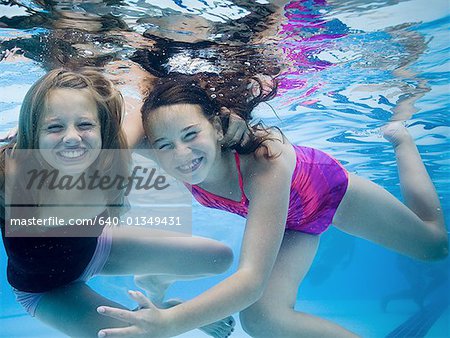 Jeune fille 12 ans sort de la piscine Stock Photo