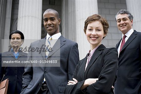 Portrait d'avocats devant un palais de justice