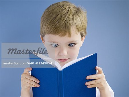 Garçon lire livre harcover cross eyed