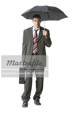Porträt eines Kaufmanns, einer Aktentasche und einen Regenschirm halten