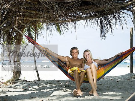 Portrait d'un jeune couple assis dans un hamac