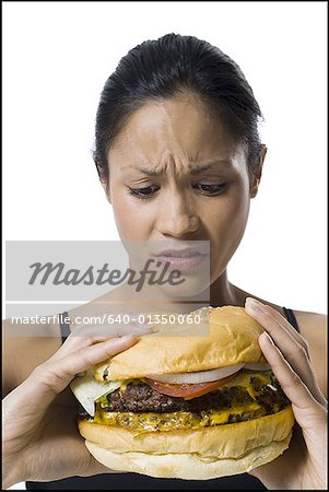 Frau einen supersized Hamburger Essen