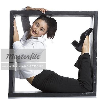 Femme d'affaires de contorsionniste à l'intérieur de la boîte