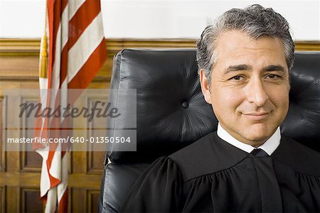 Portrait d'un juge homme souriant
