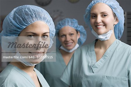 Portrait de trois femmes médecins souriant