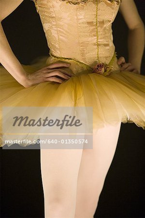 Mitte Schnittansicht der Ballerina im Tutu stehen mit Armen akimbo