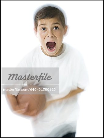 Portrait d'un garçon tenant un ballon de football