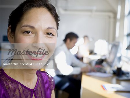 Porträt einer reifen Frau sitzt in einem Büro