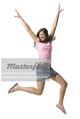 Eine junge Frau springen und Lächeln