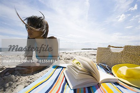 Vue d'angle faible d'une jeune femme allongée sur la plage