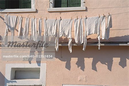 Vue d'angle faible d'une corde à linge à l'extérieur d'un bâtiment