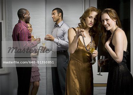 Deux jeunes femmes commérage lors d'une fête