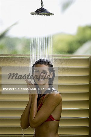 Porträt einer Frau mittleren Alters unter der Dusche