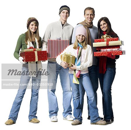 Familienfoto mit Weihnachtsgeschenke