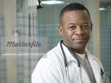 Portrait d'un médecin de sexe masculin souriant