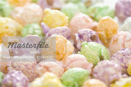 Gros plan de maïs éclaté au caramel coloré Gros plan de maïs éclaté au caramel coloré