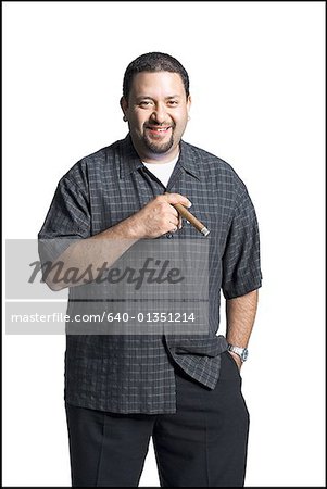 Portrait d'un homme adult mid souriante tenant un cigare