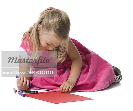 Gros plan d'une jeune fille de dessin sur une feuille de papier