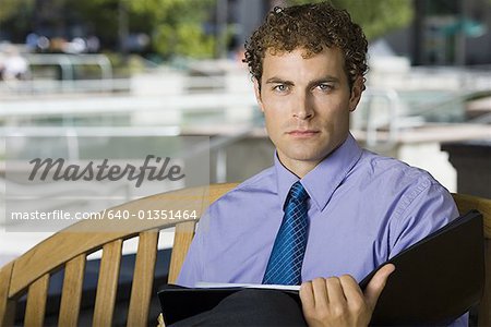 Porträt eines Kaufmanns halten eine Datei