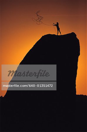 Kontur einer Person stehen oben auf einem Felsen werfen ein Seil