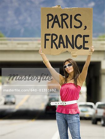 Frau Trampen eine Fahrt nach Paris