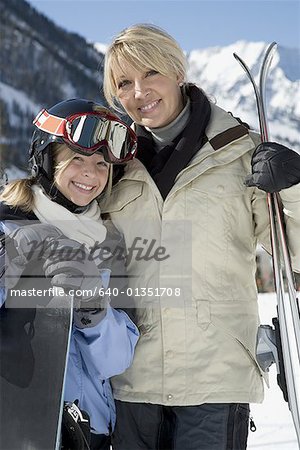 Porträt einer Mutter und ihrer Tochter in Skikleidung