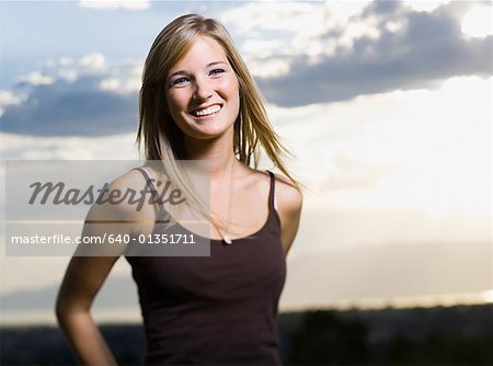 Portrait d'une jeune adolescente souriant
