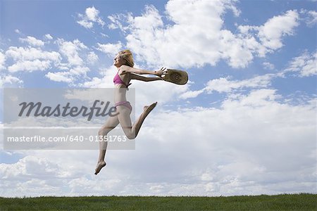 Flachwinkelansicht einer jungen Frau springen