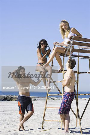 Quatre jeunes gens sur la plage