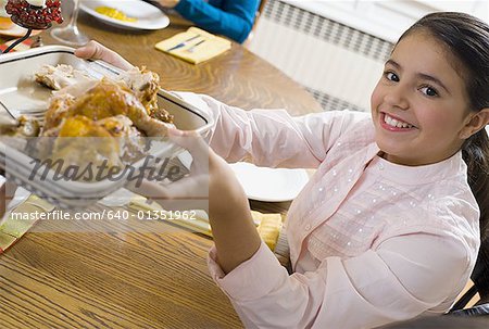 Ein junges Mädchen vorbei ein Tablett mit Essen und lächelnd portrait