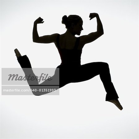 Silhouette de profil côté de danseuse, muscles de flexion