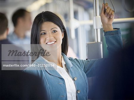 Gros plan d'une femme adulte debout sur un train de banlieue