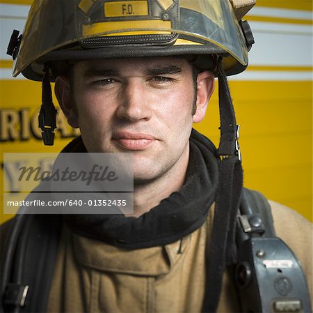 Portrait d'un pompier porte un casque