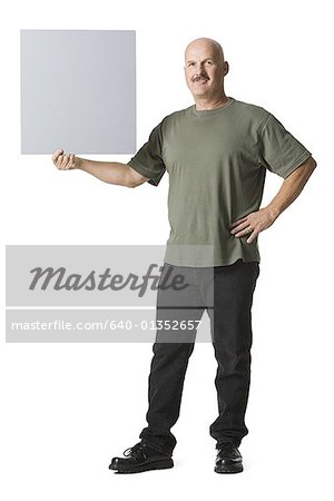 Portrait d'un homme tenant une pancarte blanche
