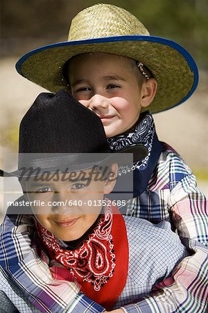 Portrait de deux jeunes garçons en costumes de cowboy