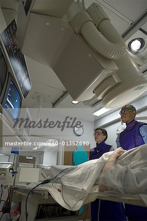 Vue d'angle faible de deux médecins examine un patient