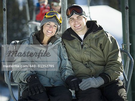 Portrait d'un jeune couple assis sur un remonte-pente