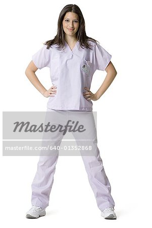 Portrait d'une femme infirmière debout avec les bras sur les hanches